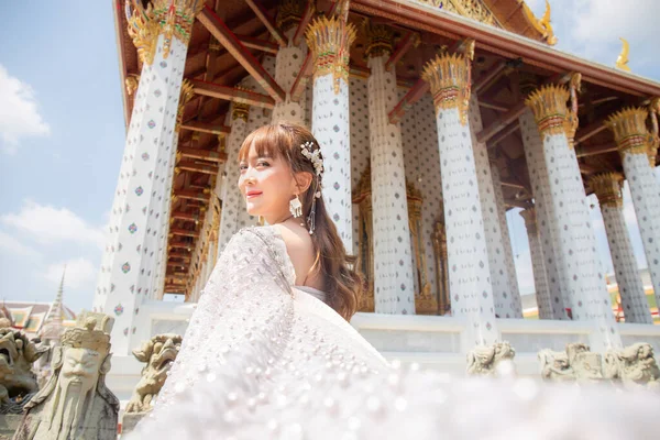 Dekat Seorang Wanita Muda Mengenakan Pakaian Tradisional Thailand Dengan Aksesoris — Stok Foto