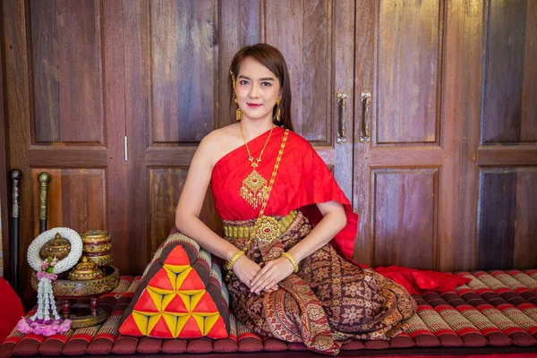 Wanita Muda Yang Mengenakan Pakaian Tradisional Thailand Merah Dan Ornamen — Stok Foto