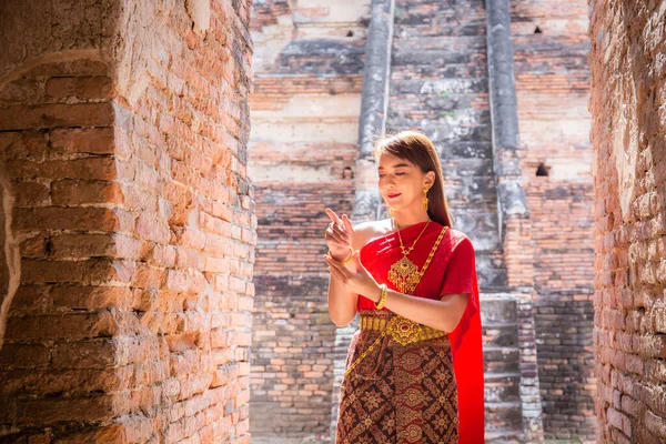 Jeune Femme Vêtue Une Robe Traditionnelle Thaïlandaise Rouge Ornements Dorés — Photo