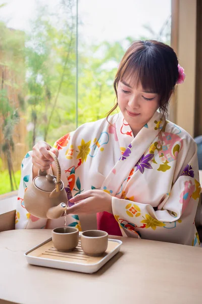 Jovem Mulher Vestindo Quimono Tradicional Sentado Casa Estilo Japonês Com — Fotografia de Stock