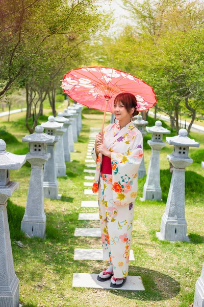 Młoda Kobieta Japońskim Tradycyjnym Kimono Lub Yukata Trzymająca Parasol Ogrodzie — Zdjęcie stockowe