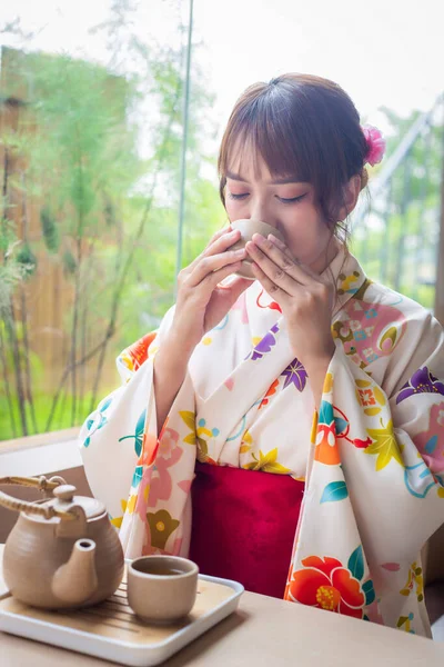 Молода Жінка Традиційному Кімоно Яка Сидить Японському Стилі Чаєм Задньому — стокове фото