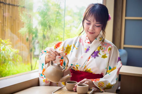Молодая Женщина Традиционном Кимоно Сидит Доме Японском Стиле Наливая Чай — стоковое фото