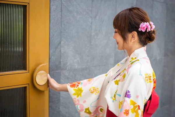 Молодая Женщина Традиционном Японском Кимоно Открывает Дверь Выбрать Фокус — стоковое фото