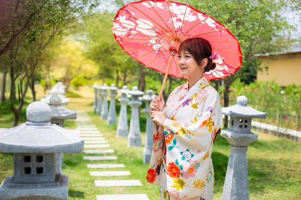Молода Жінка Одягнена Японське Кімоно Або Юката Тримає Парасольку Саду — стокове фото
