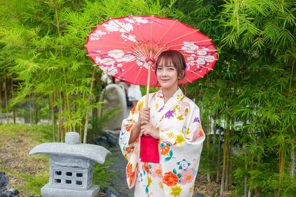 Wanita Muda Yang Mengenakan Kimono Jepang Tradisional Atau Yukata Memegang — Stok Foto