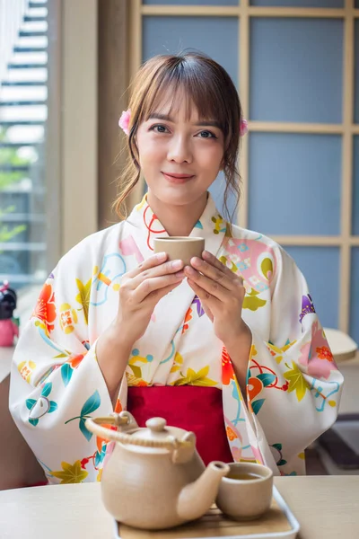 Jeune Femme Portant Kimono Traditionnel Est Assis Dans Une Maison — Photo