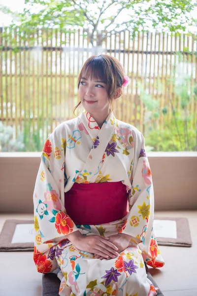 Jonge Vrouw Draagt Japanse Traditionele Kimono Japanse Stijl Huis Met — Stockfoto