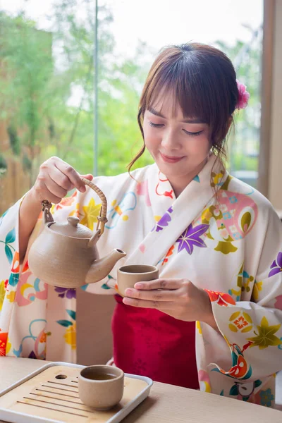 Молодая Женщина Традиционном Кимоно Сидит Доме Японском Стиле Наливая Чай — стоковое фото