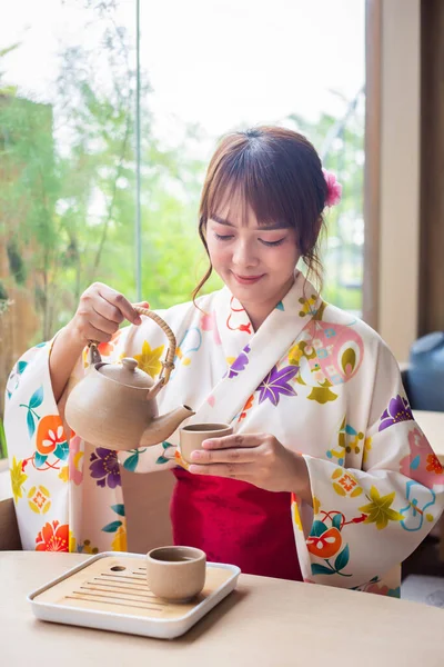Young Woman Wearing Traditional Kimono Sitting Japanese Style House Pouring — Stock Photo, Image