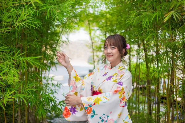 Młoda Kobieta Tradycyjnym Japońskim Kimono Lub Stojak Yukata Ogrodzie Bambusowymi — Zdjęcie stockowe