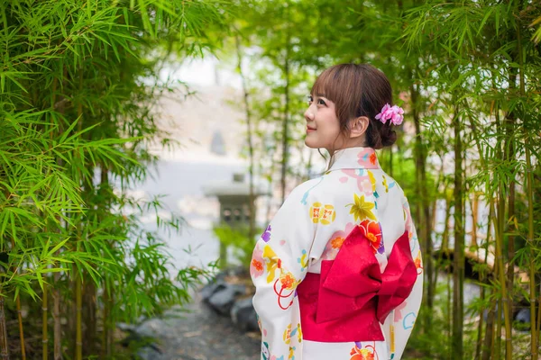 Mujer Joven Que Usa Kimono Tradicional Japonés Yukata Pie Con —  Fotos de Stock