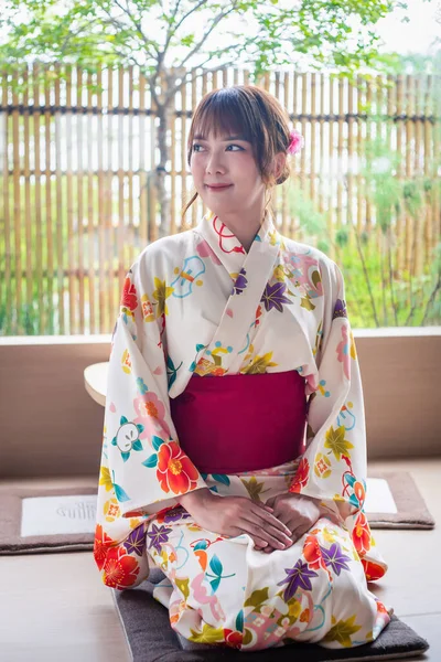 Jovem Mulher Vestindo Quimono Tradicional Japonês Estilo Japonês Casa Com — Fotografia de Stock