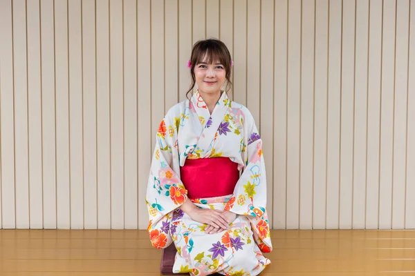 Mujer Joven Usando Kimono Tradicional Japonés Casa Madera Estilo Japonés — Foto de Stock