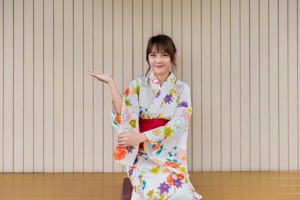 Ung Kvinna Bär Japansk Traditionell Kimono Japansk Stil Trähus — Stockfoto