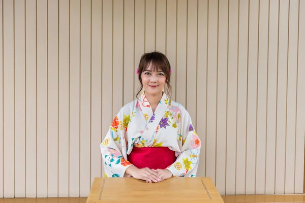 Wanita Muda Mengenakan Kimono Tradisional Jepang Rumah Bergaya Jepang Dengan — Stok Foto