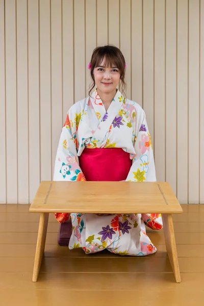 Japon Tarzı Ahşap Masalı Evde Geleneksel Kimono Giyen Genç Bir — Stok fotoğraf