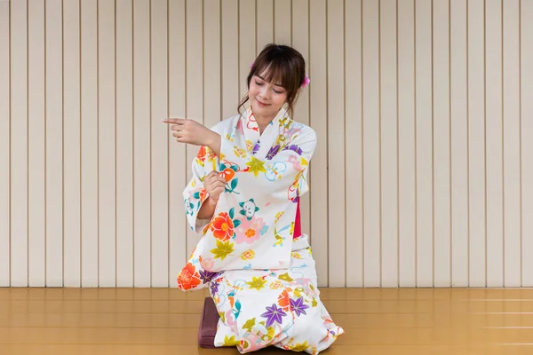 Молодая Женщина Традиционном Кимоно Сидит Японском Стиле Дома Чайным Сервизом — стоковое фото