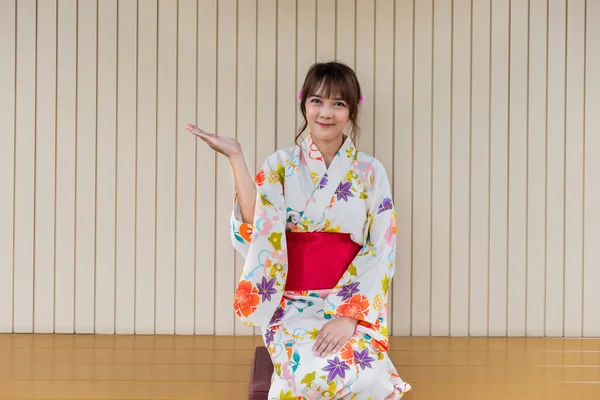 Νεαρή Γυναίκα Φορώντας Ιαπωνικό Παραδοσιακό Κιμονό Ιαπωνικό Στυλ Ξύλινο Σπίτι — Φωτογραφία Αρχείου