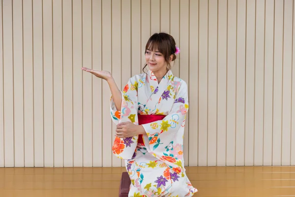 Geleneksel Kimono Giyen Genç Bir Kadın Bahçeli Çay Setiyle Japon — Stok fotoğraf