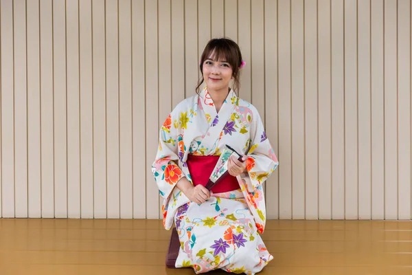 Молода Жінка Японському Традиційному Кімоно Паперовим Вентилятором Сидить Дерев Яному — стокове фото