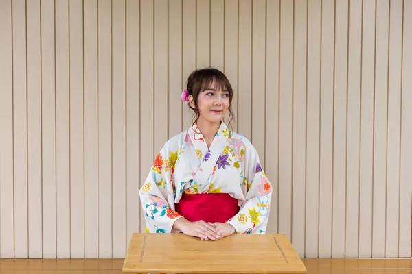 Молодая Женщина Традиционном Японском Кимоно Доме Японском Стиле Деревянным Столом — стоковое фото