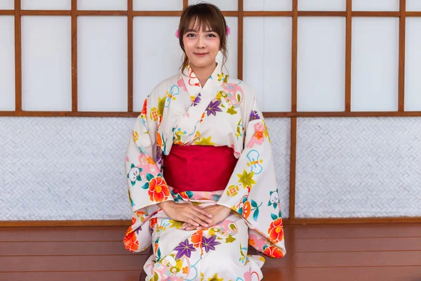 Mujer Joven Usando Kimono Tradicional Japonés Casa Madera Estilo Japonés — Foto de Stock