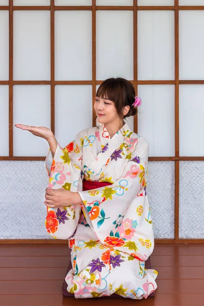Jeune Femme Portant Kimono Traditionnel Japonais Dans Une Maison Bois — Photo