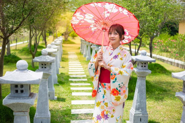 Młoda Kobieta Japońskim Tradycyjnym Kimono Lub Yukata Trzymająca Parasol Ogrodzie — Zdjęcie stockowe