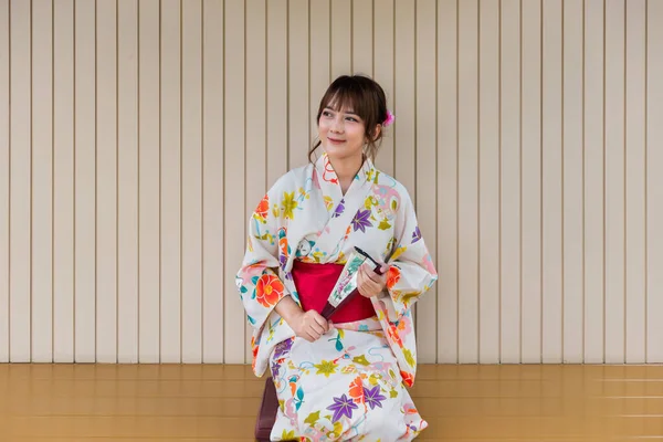 日本の伝統的な着物を着た若い女性が木造の家で — ストック写真
