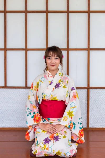Jovem Mulher Vestindo Quimono Tradicional Japonês Estilo Japonês Casa Madeira — Fotografia de Stock