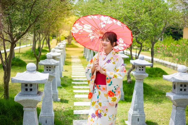 Mujer Joven Con Kimono Tradicional Japonés Yukata Sosteniendo Paraguas Jardín —  Fotos de Stock