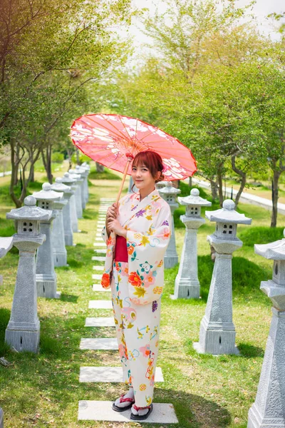 Young Woman Wearing Japanese Traditional Kimono Yukata Holding Umbrella Garden — Stock Photo, Image