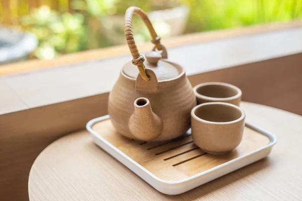Çaydanlık Seti Geleneksel Japon Kupaları Bahçedeki Ahşap Bir Masada — Stok fotoğraf