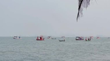 Denizin ortasında yüzen balıkçı tekneleri Bang Lamung Denizi 'nde, Chonburi' de, Tayland 'da balık tutmayı bekliyor.