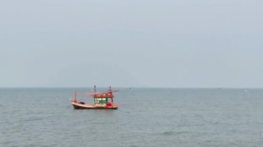 Denizin ortasında yüzen balıkçı tekneleri Bang Lamung Denizi 'nde, Chonburi' de, Tayland 'da balık tutmayı bekliyor.