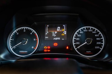 Gece vakti dijital ve analog ekran veya hız göstergesi ve sembolü olan modern araç gösterge paneli