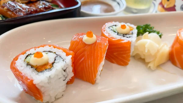 Närbild Sushi Med Laxris Kombinerat Traditionell Japansk Maträtt — Stockfoto