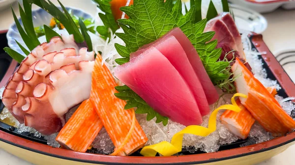 Sashimi Med Fisk Bläckfisk Krabbpinnar Och Grönsaker Traditionell Japansk Maträtt — Stockfoto