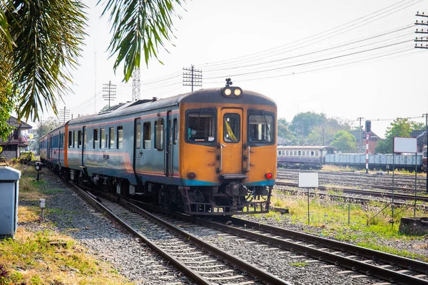 Alter Dieselzug Hält Einem Bahnhof Ländlichen Thailand — Stockfoto