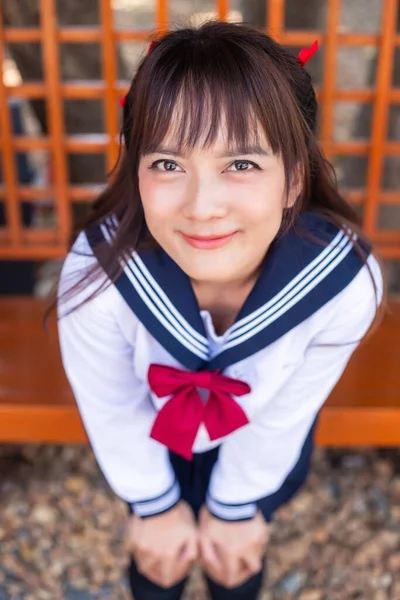 Close Van Een Vrouw Japans Schooluniform Zit Een Traditionele Houten — Stockfoto