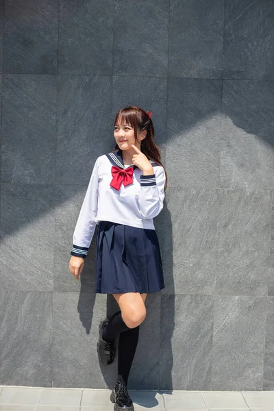 Жінка Японській Шкільній Формі Стоїть Навпроти Будинку Японському Стилі Протягом — стокове фото