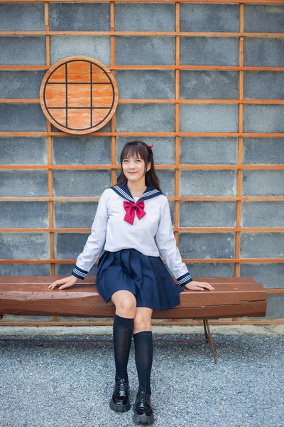 Женщина Японской Школьной Форме Сидит Традиционном Деревянном Стуле Японской Стеной — стоковое фото
