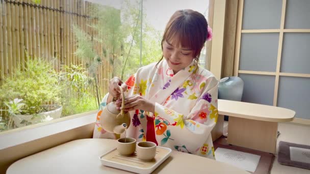 Mujer Usando Kimono Japonés Vertiendo Taza Para Beber Con Fondo — Vídeos de Stock