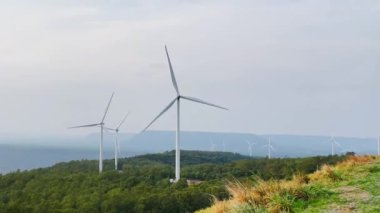 Rüzgar türbini güzel gökyüzü ve bulutlarla rüzgar enerjisinden elektrik üretmek için