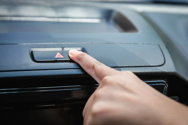 Hand Drückt Moderne Auto Notleuchten Gefahr Symbolisieren — Stockfoto