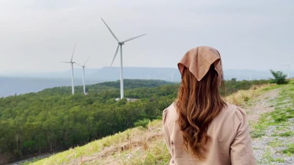 Mujer Vistiendo Lindo Vestido Caminando Montaña Con Turbina Viento Cielo — Vídeos de Stock