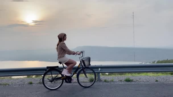 자전거를 귀여운 터빈을 배경으로 — 비디오