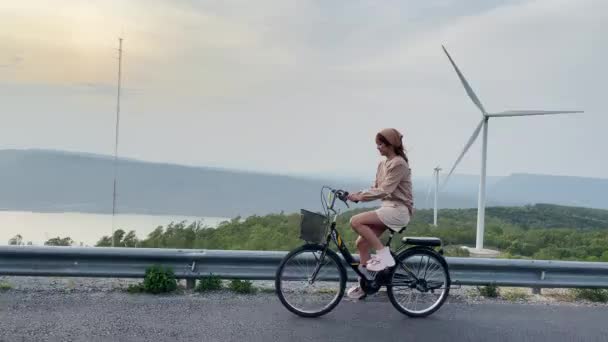자전거를 귀여운 터빈을 배경으로 — 비디오