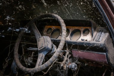 Üzerinde toz ve toprak olan eski bir arabanın torpidosunun içinde. Klasik araba.